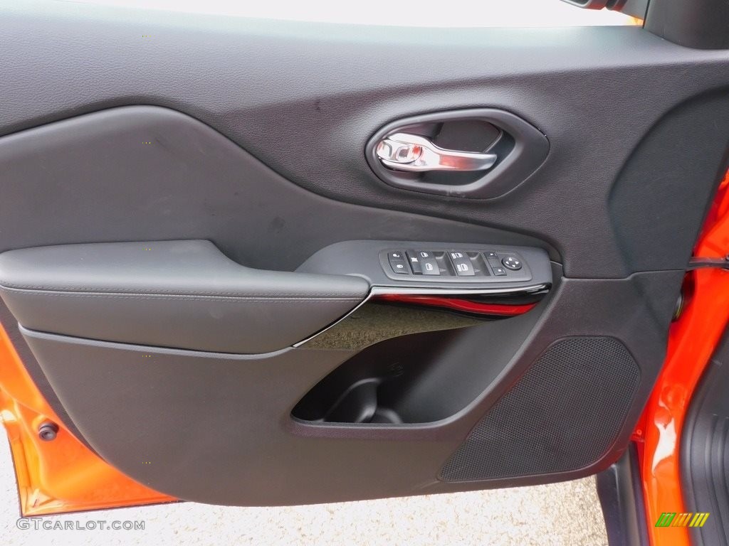 2021 Cherokee Altitude 4x4 - Spitfire Orange / Black photo #14