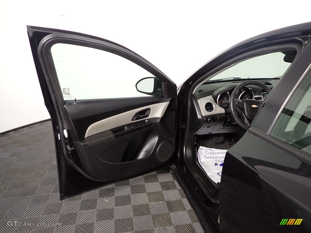 2013 Cruze LS - Black Granite Metallic / Jet Black/Medium Titanium photo #14