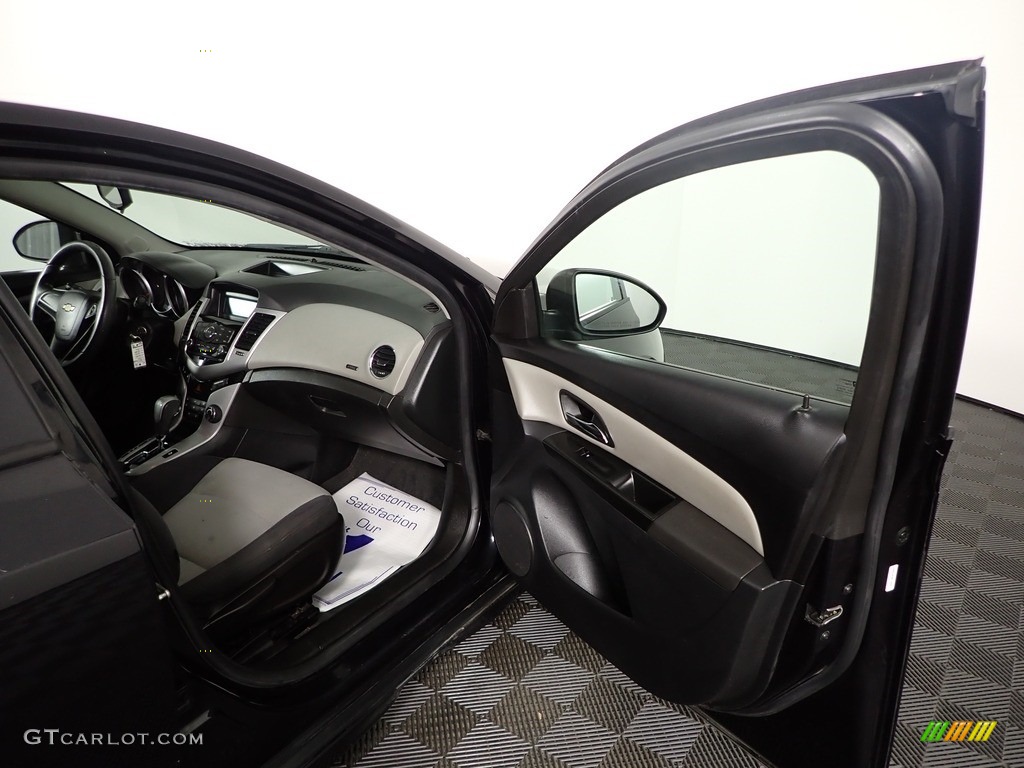 2013 Cruze LS - Black Granite Metallic / Jet Black/Medium Titanium photo #30