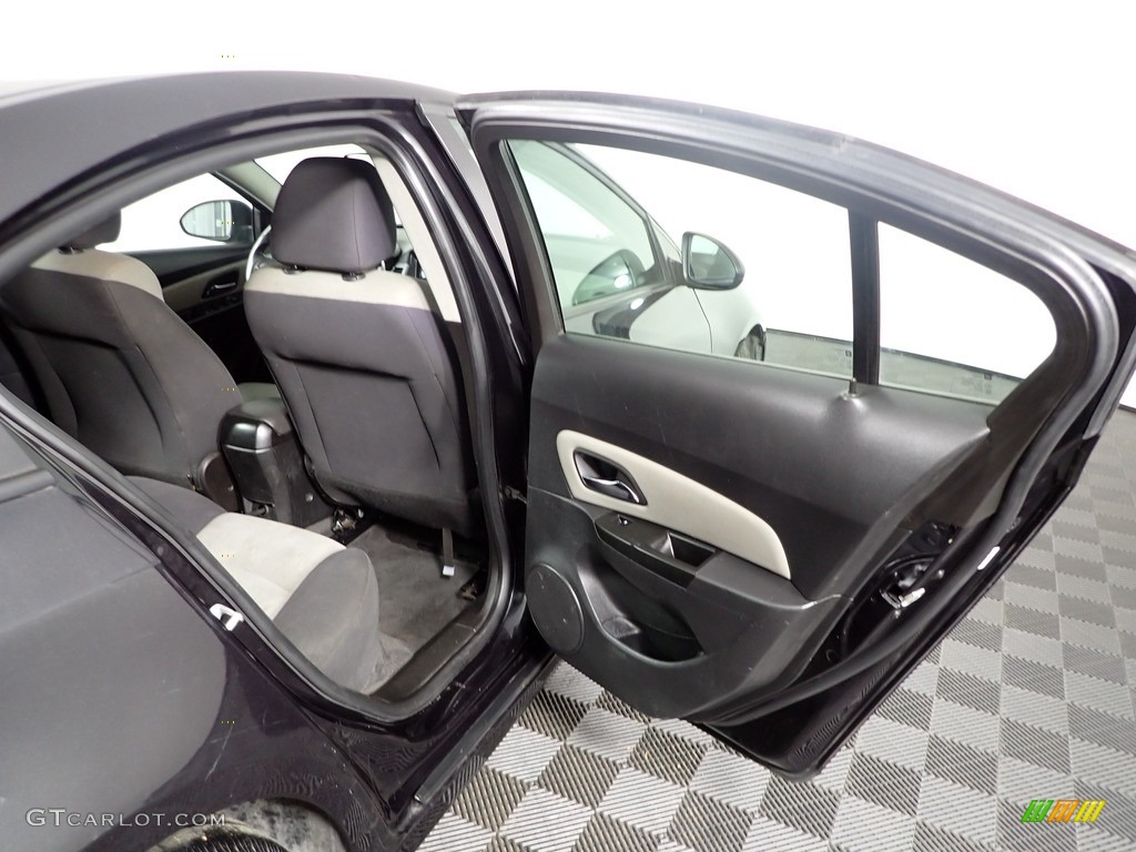 2013 Cruze LS - Black Granite Metallic / Jet Black/Medium Titanium photo #32