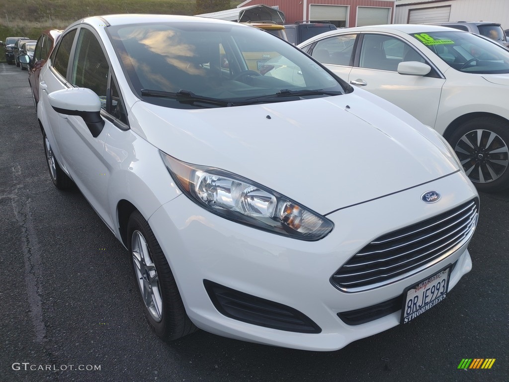 2018 Fiesta SE Sedan - Oxford White / Charcoal Black photo #1