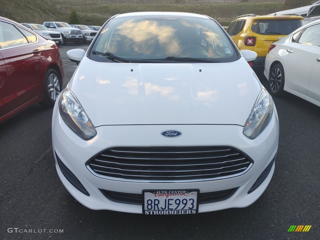 2018 Fiesta SE Sedan - Oxford White / Charcoal Black photo #2
