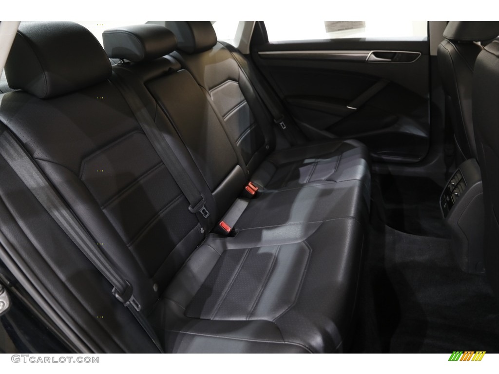 2016 Passat SE Sedan - Black / Titan Black photo #14