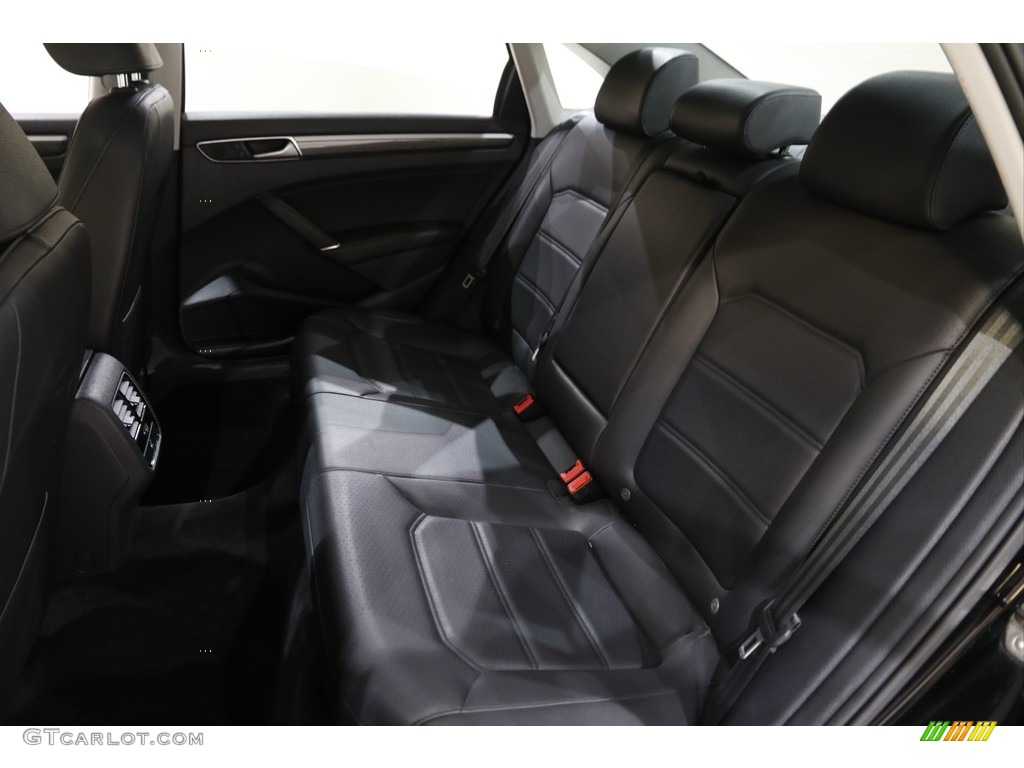 2016 Passat SE Sedan - Black / Titan Black photo #15
