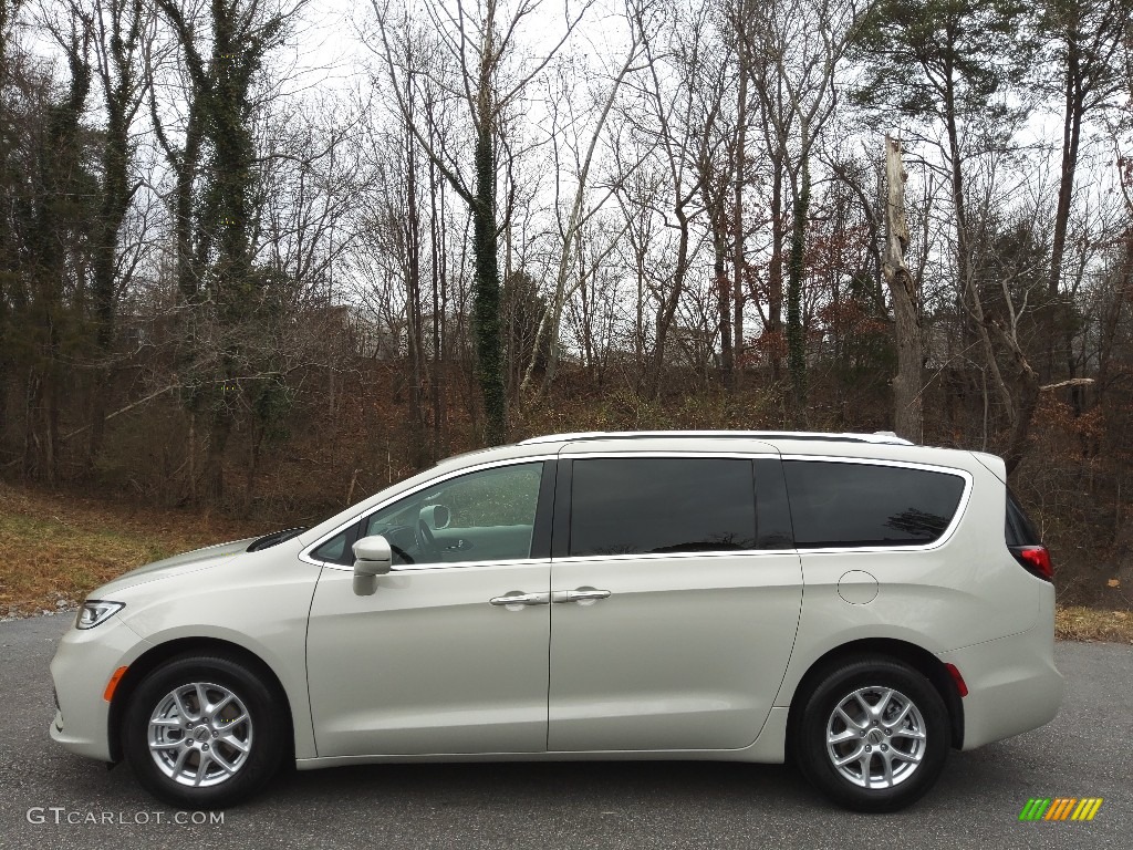 Luxury White Pearl Chrysler Pacifica