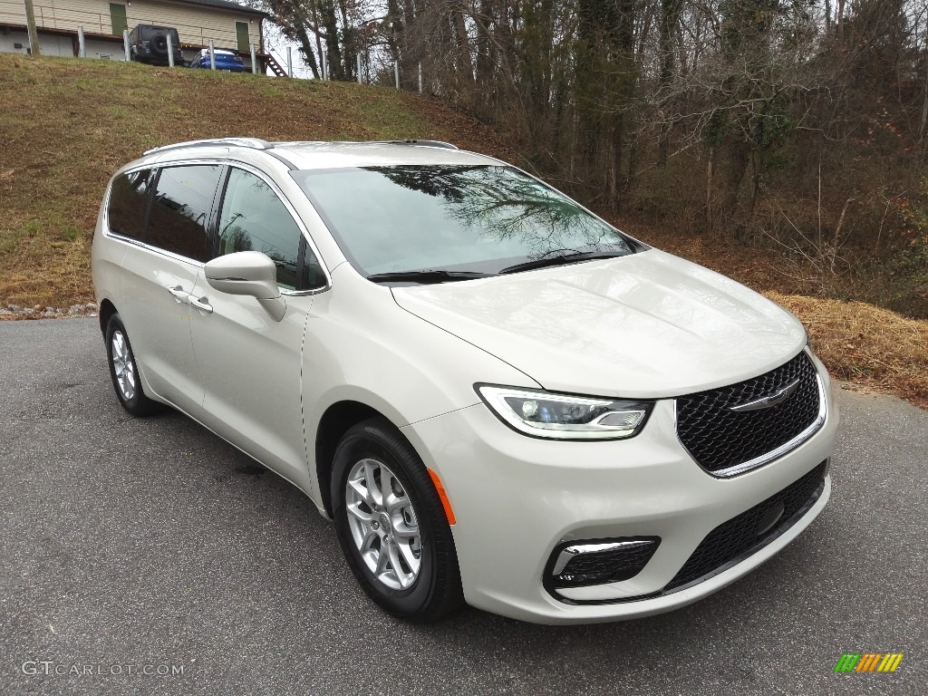2021 Pacifica Touring L - Luxury White Pearl / Black/Alloy photo #4