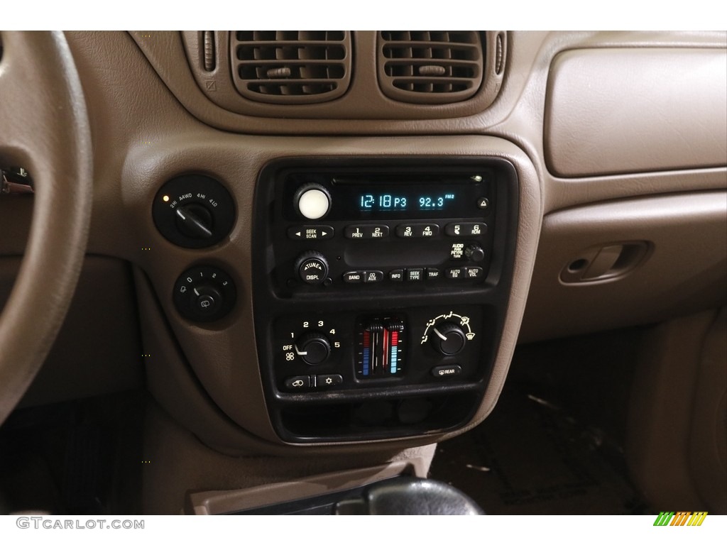 2004 TrailBlazer LS 4x4 - Sandstone Metallic / Light Cashmere photo #9