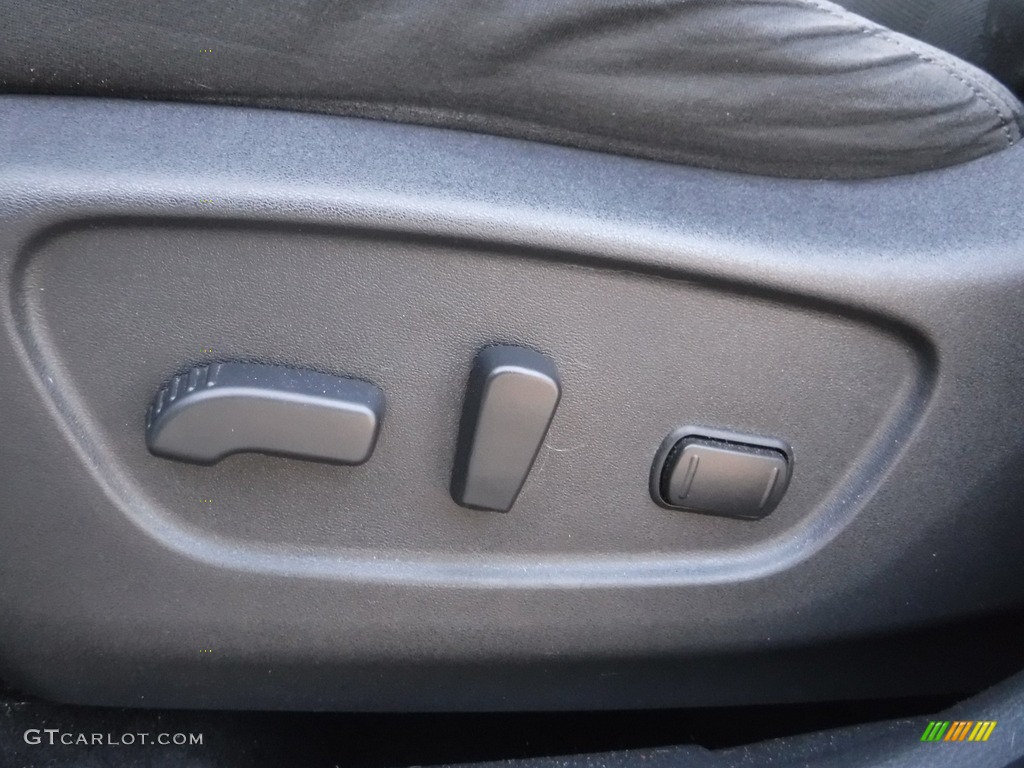 2016 Rogue SV AWD - Brilliant Silver / Charcoal photo #19