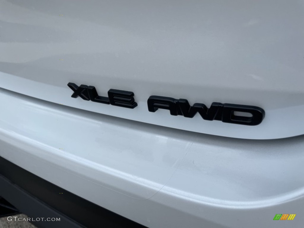 2022 Toyota Highlander XLE AWD Marks and Logos Photo #143453184