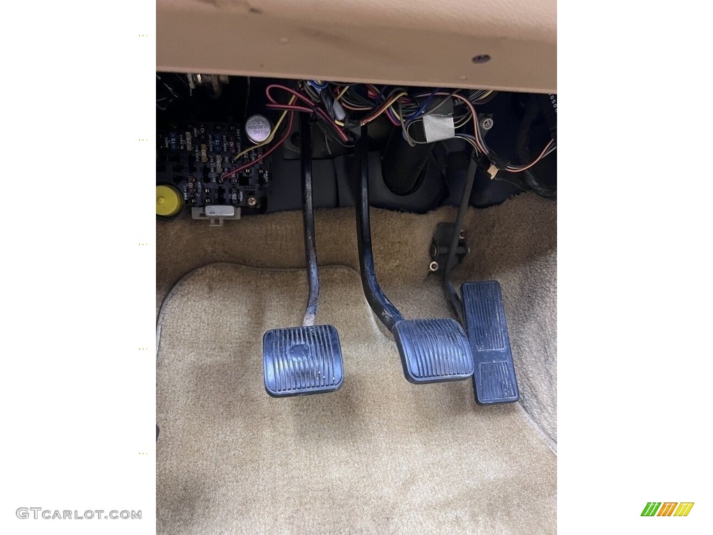 1988 Jeep Comanche Pioneer 2WD Controls Photo #143459439