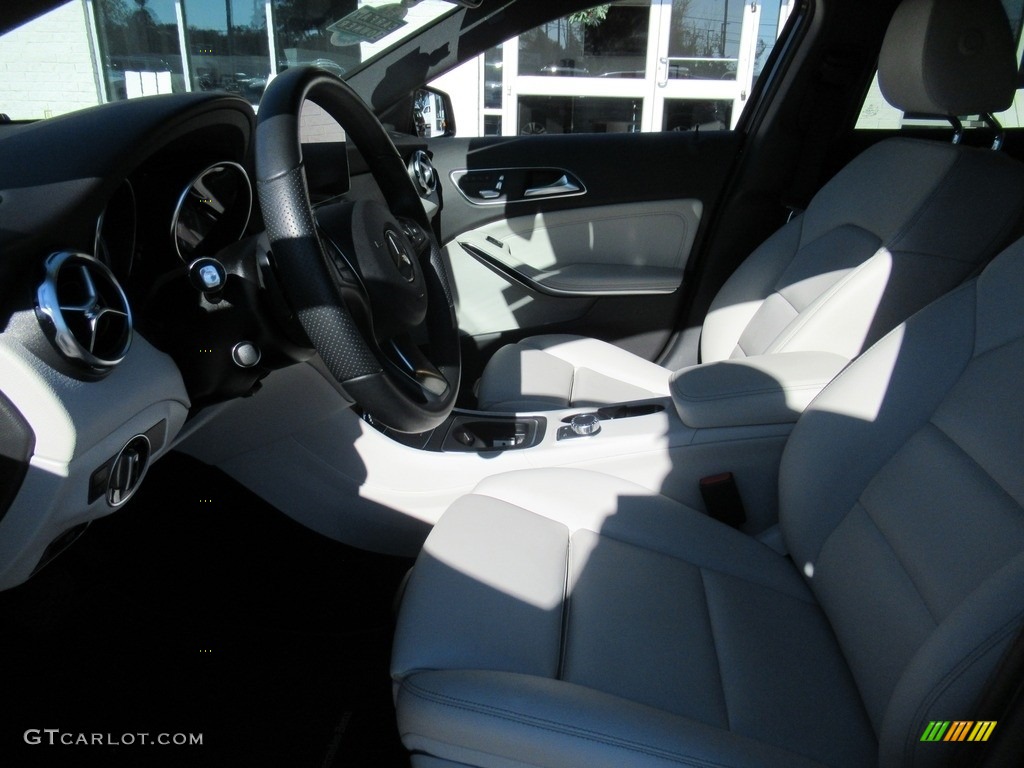 2019 GLA 250 - Cosmos Black Metallic / Sahara Beige photo #10