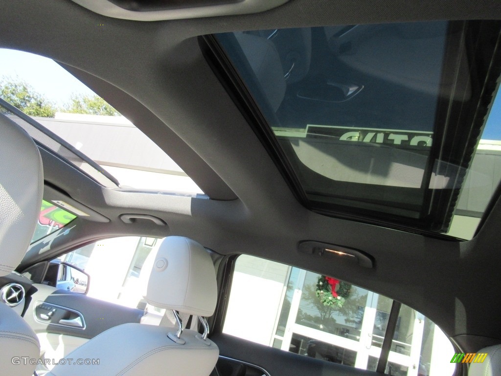 2019 GLA 250 - Cosmos Black Metallic / Sahara Beige photo #11