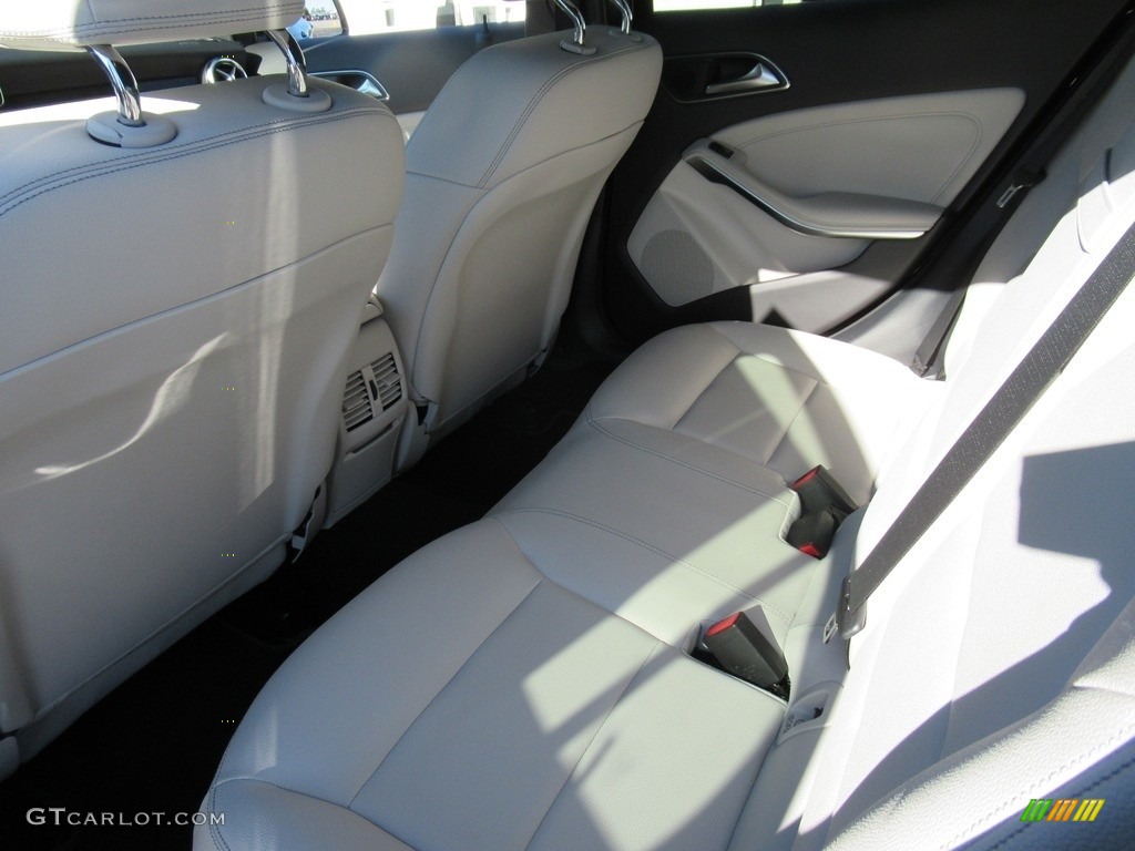2019 GLA 250 - Cosmos Black Metallic / Sahara Beige photo #12