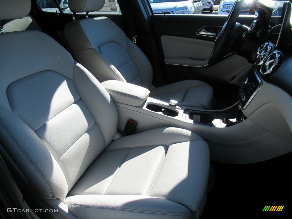 2019 GLA 250 - Cosmos Black Metallic / Sahara Beige photo #13