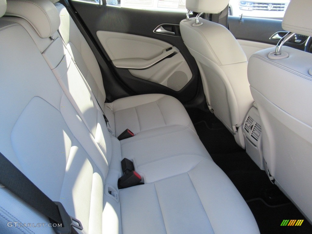 2019 GLA 250 - Cosmos Black Metallic / Sahara Beige photo #14