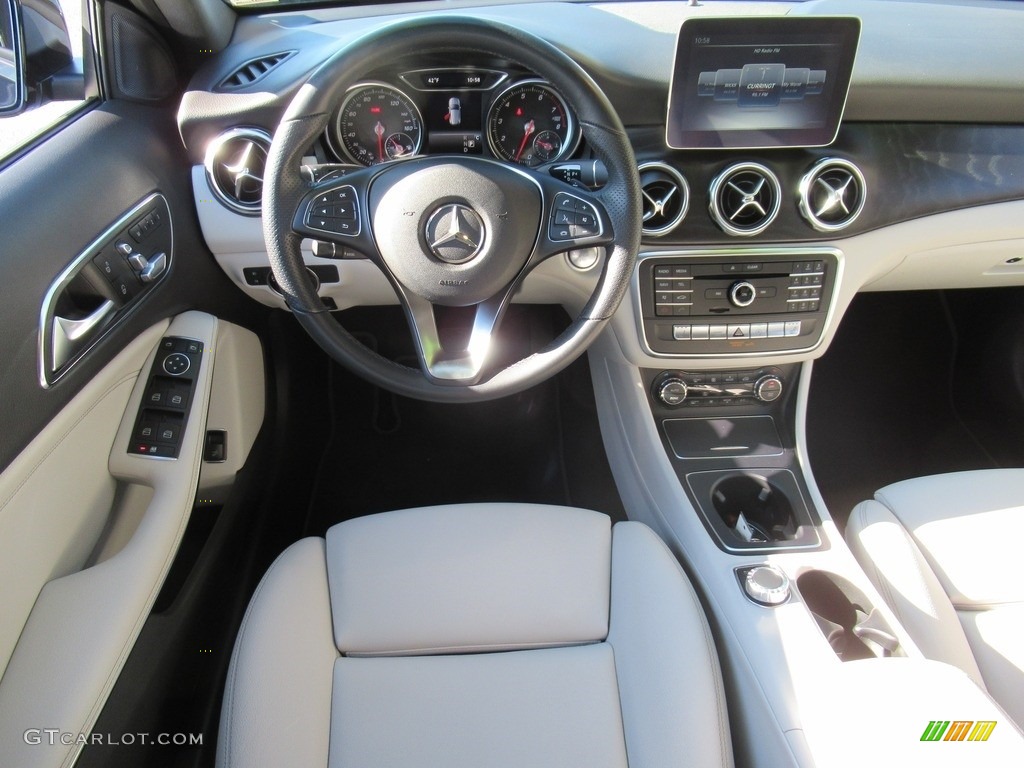 2019 GLA 250 - Cosmos Black Metallic / Sahara Beige photo #15