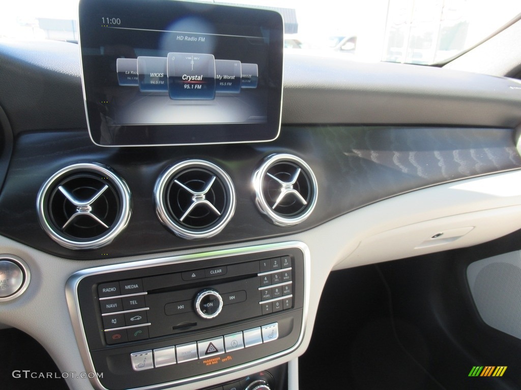 2019 GLA 250 - Cosmos Black Metallic / Sahara Beige photo #17