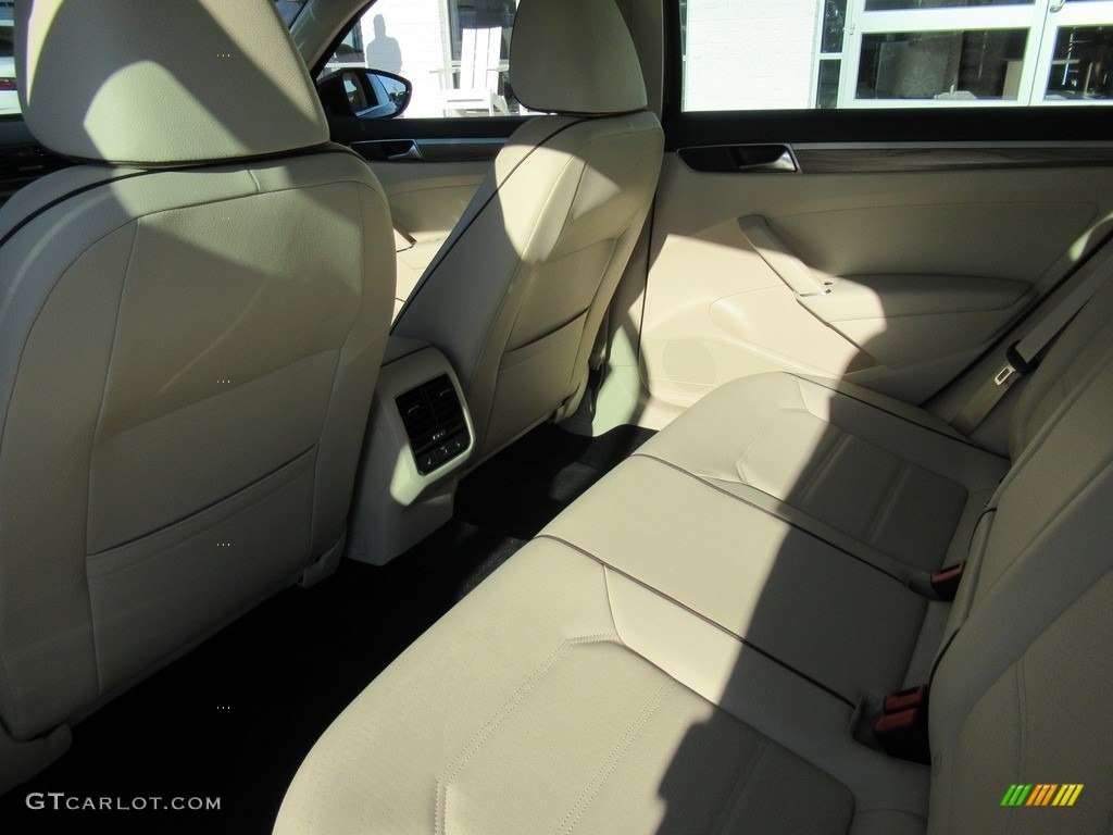 2018 Passat SE - Fortana Red Metallic / Cornsilk Beige photo #12