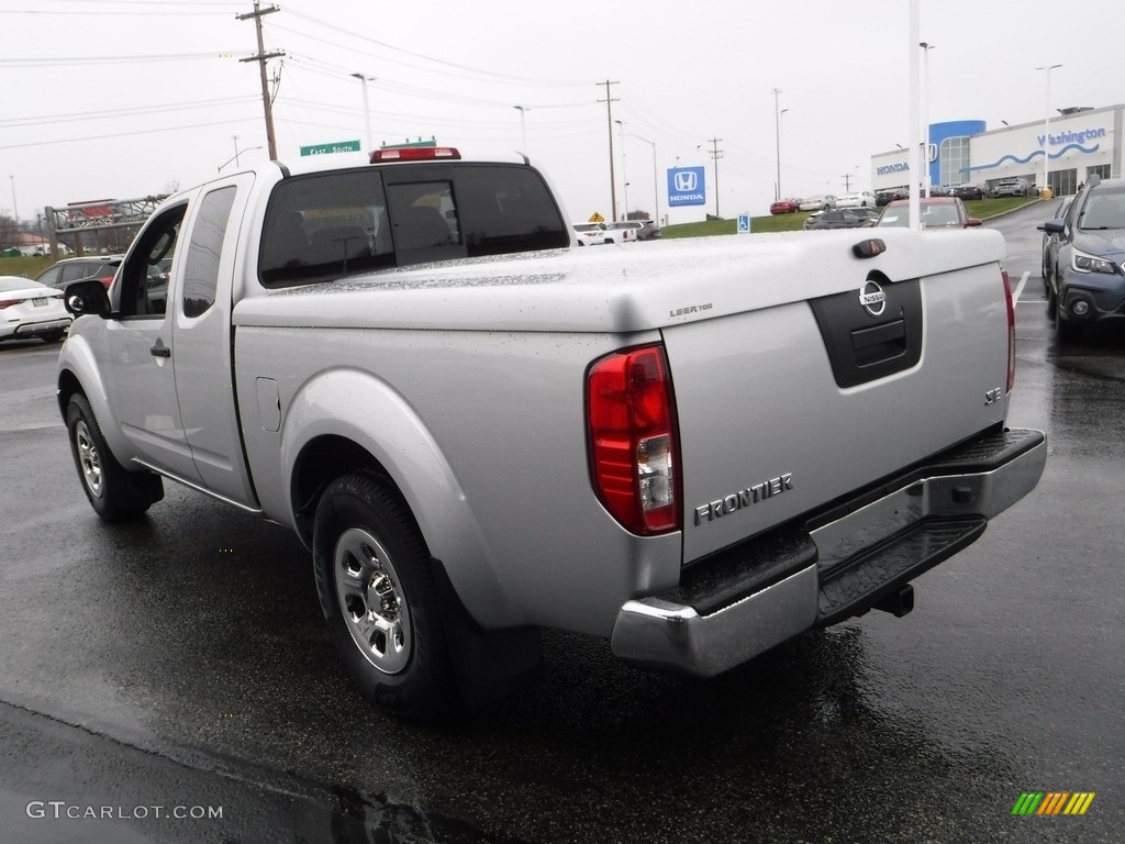 2009 Frontier SE King Cab - Radiant Silver / Steel photo #10