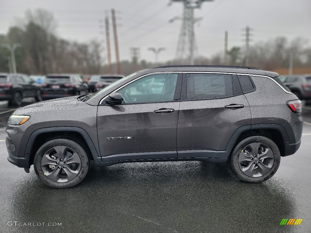 2022 Compass Latitude Lux 4x4 - Granite Crystal Metallic / Black photo #3