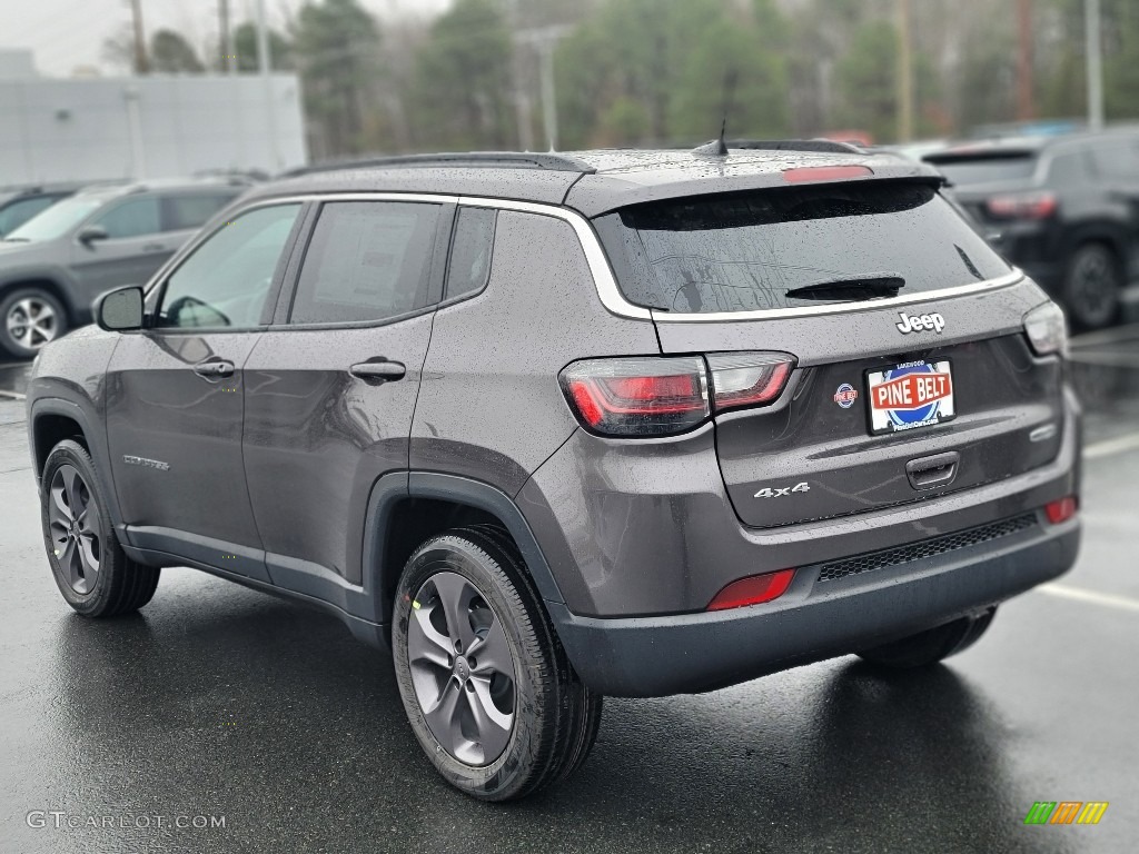 2022 Compass Latitude Lux 4x4 - Granite Crystal Metallic / Black photo #4