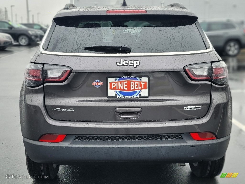 2022 Compass Latitude Lux 4x4 - Granite Crystal Metallic / Black photo #5