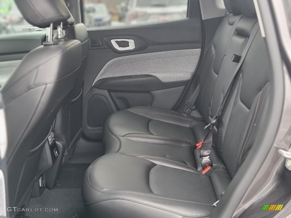 2022 Compass Latitude Lux 4x4 - Granite Crystal Metallic / Black photo #6