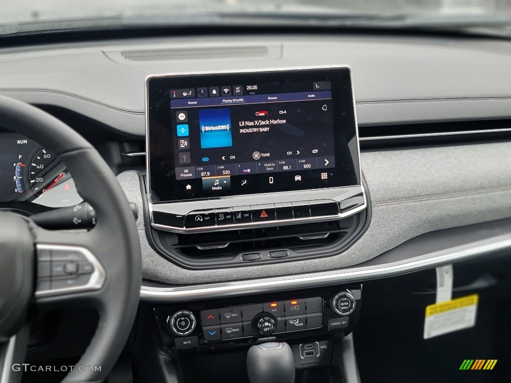 2022 Compass Latitude Lux 4x4 - Granite Crystal Metallic / Black photo #7