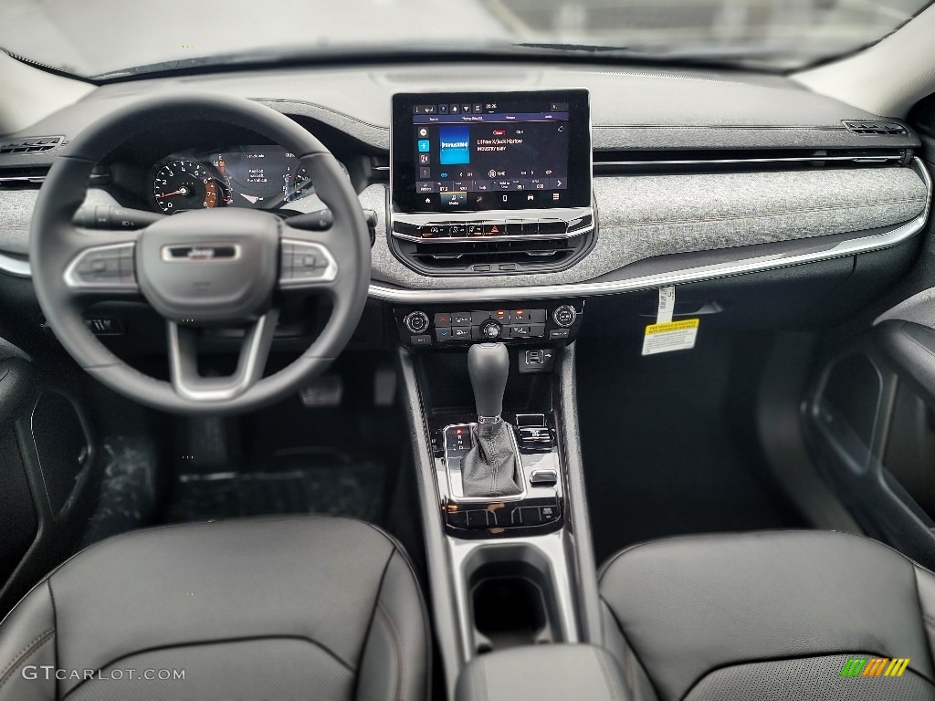 2022 Compass Latitude Lux 4x4 - Granite Crystal Metallic / Black photo #9