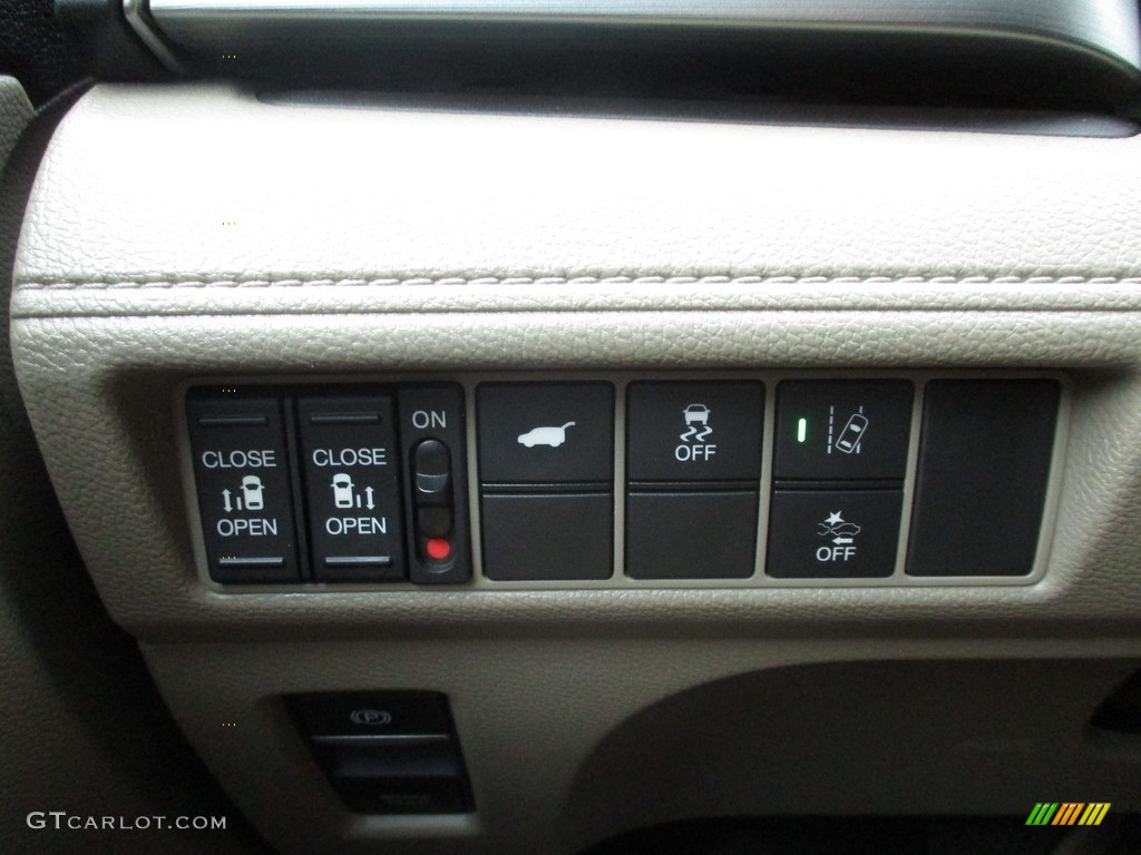 2018 Honda Odyssey EX-L Controls Photo #143495254