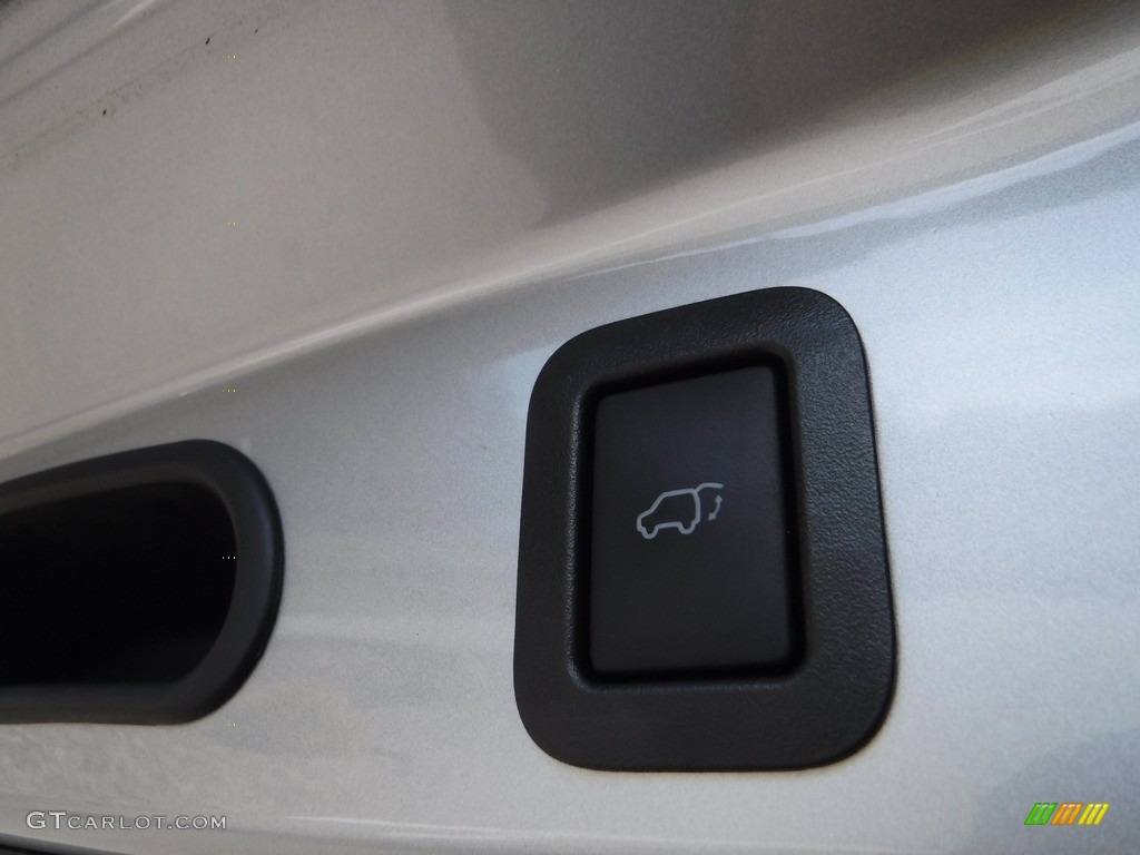 2016 Highlander XLE AWD - Silver Sky Metallic / Black photo #31