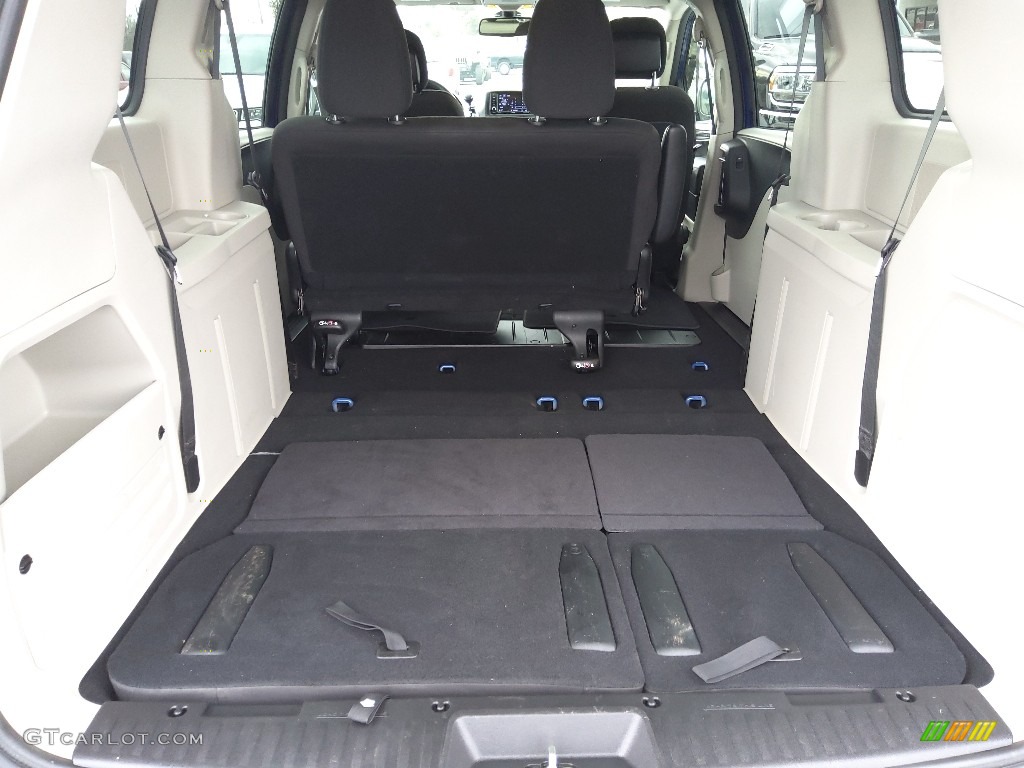 2020 Grand Caravan SE - Indigo Blue / Black/Light Graystone photo #17