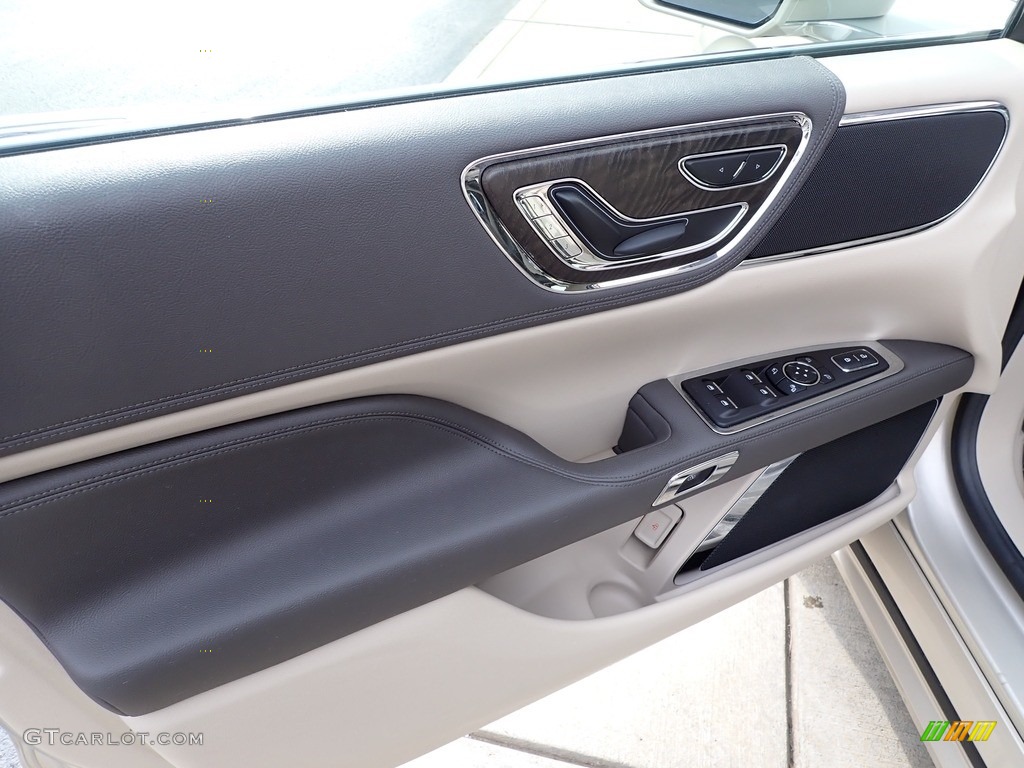 2017 Lincoln Continental Premier AWD Door Panel Photos