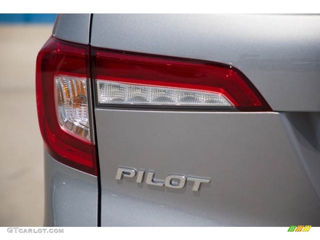 2022 Pilot Special Edition - Lunar Silver Metallic / Gray photo #6