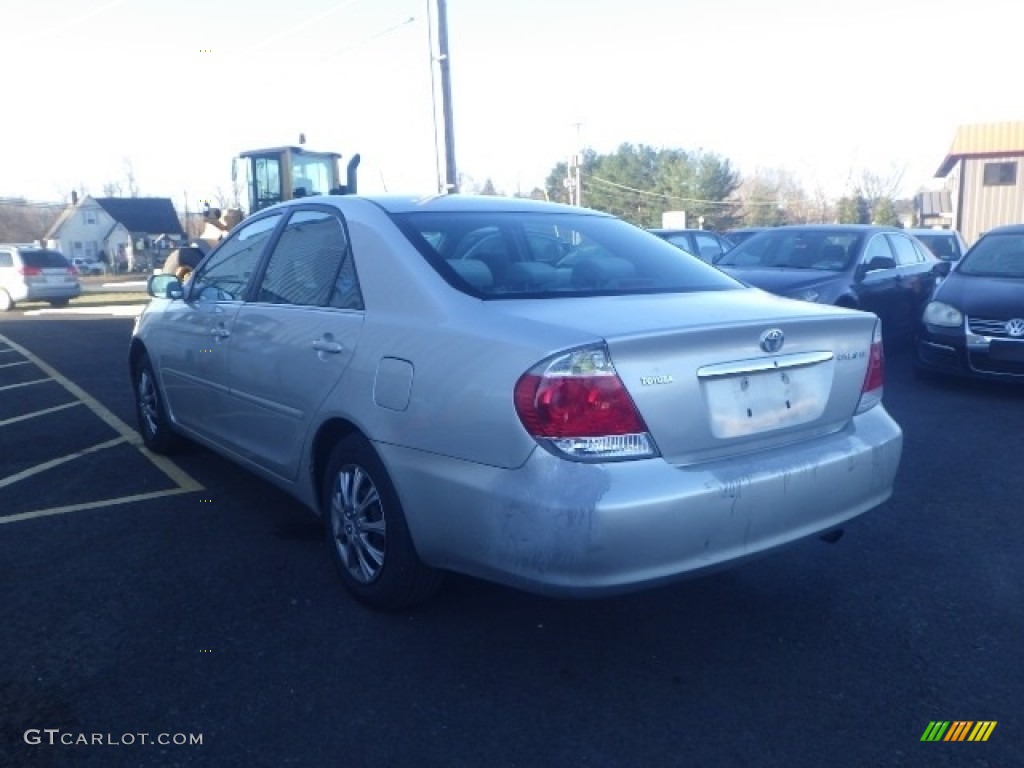 2006 Camry LE - Lunar Mist Metallic / Stone Gray photo #4