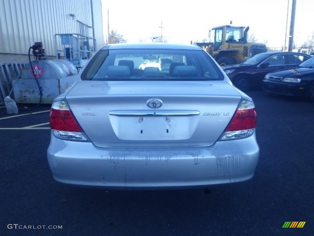 2006 Camry LE - Lunar Mist Metallic / Stone Gray photo #5