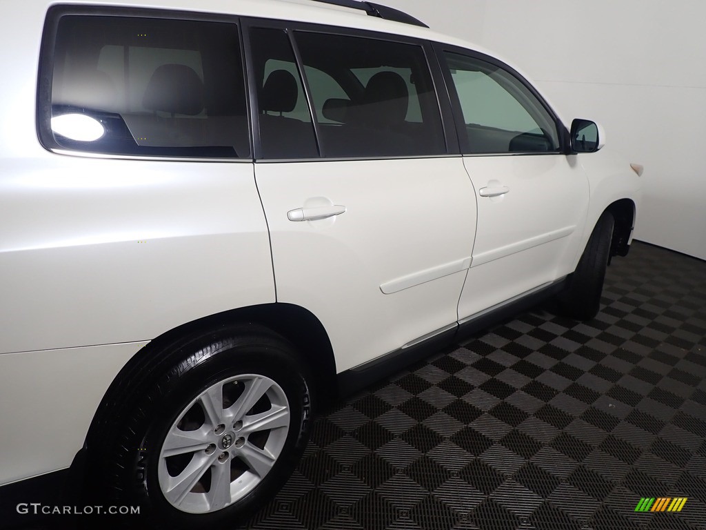 2013 Highlander V6 - Blizzard White Pearl / Ash photo #19