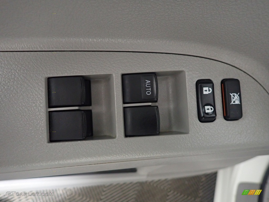 2013 Highlander V6 - Blizzard White Pearl / Ash photo #21