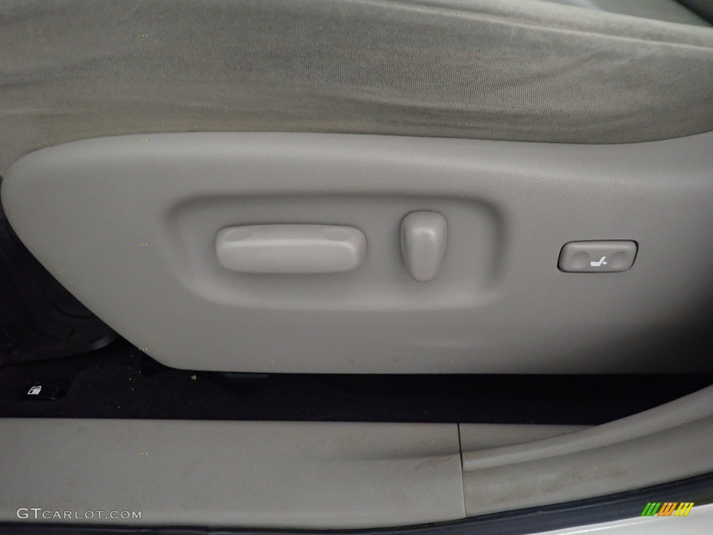 2013 Highlander V6 - Blizzard White Pearl / Ash photo #23