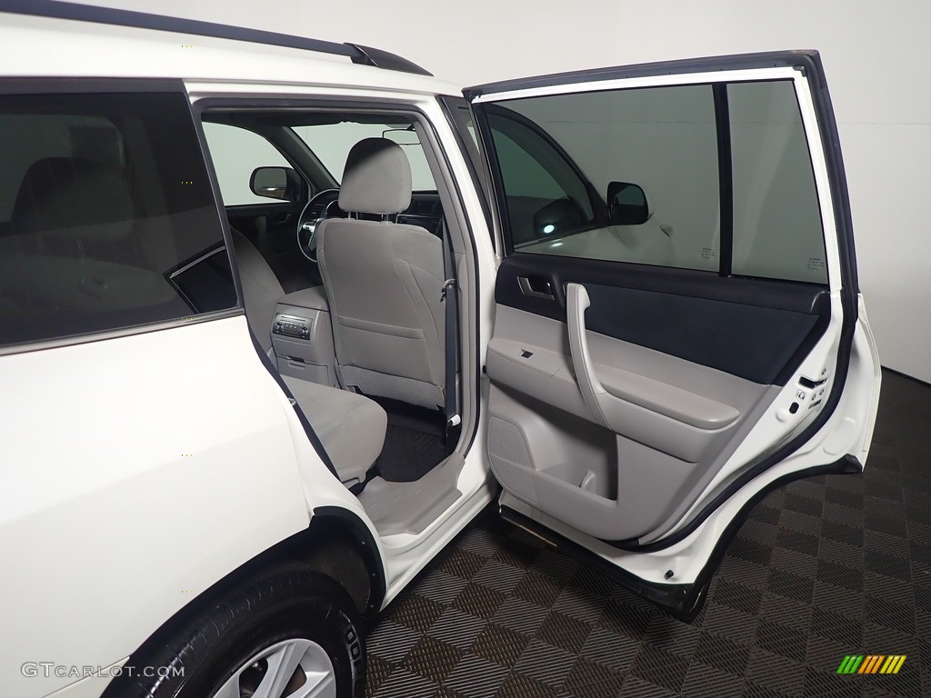 2013 Highlander V6 - Blizzard White Pearl / Ash photo #36