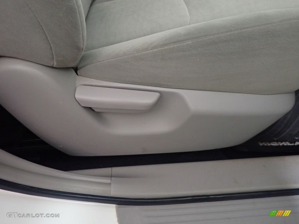 2013 Highlander V6 - Blizzard White Pearl / Ash photo #40