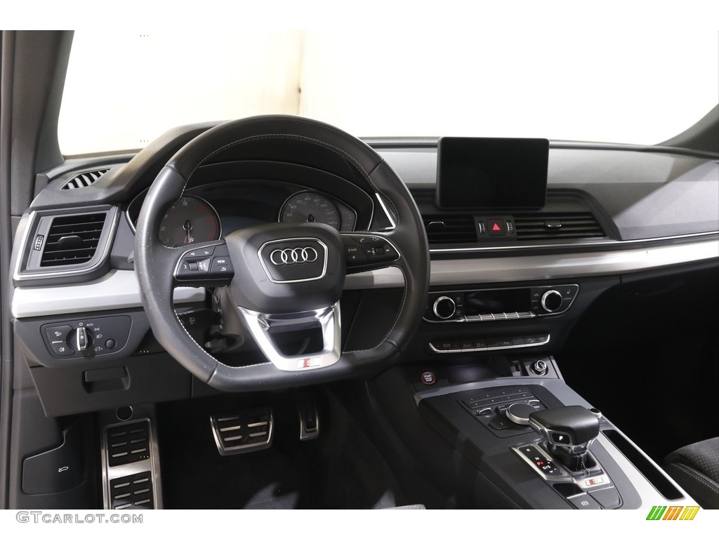 2020 Audi SQ5 Premium quattro Dashboard Photos