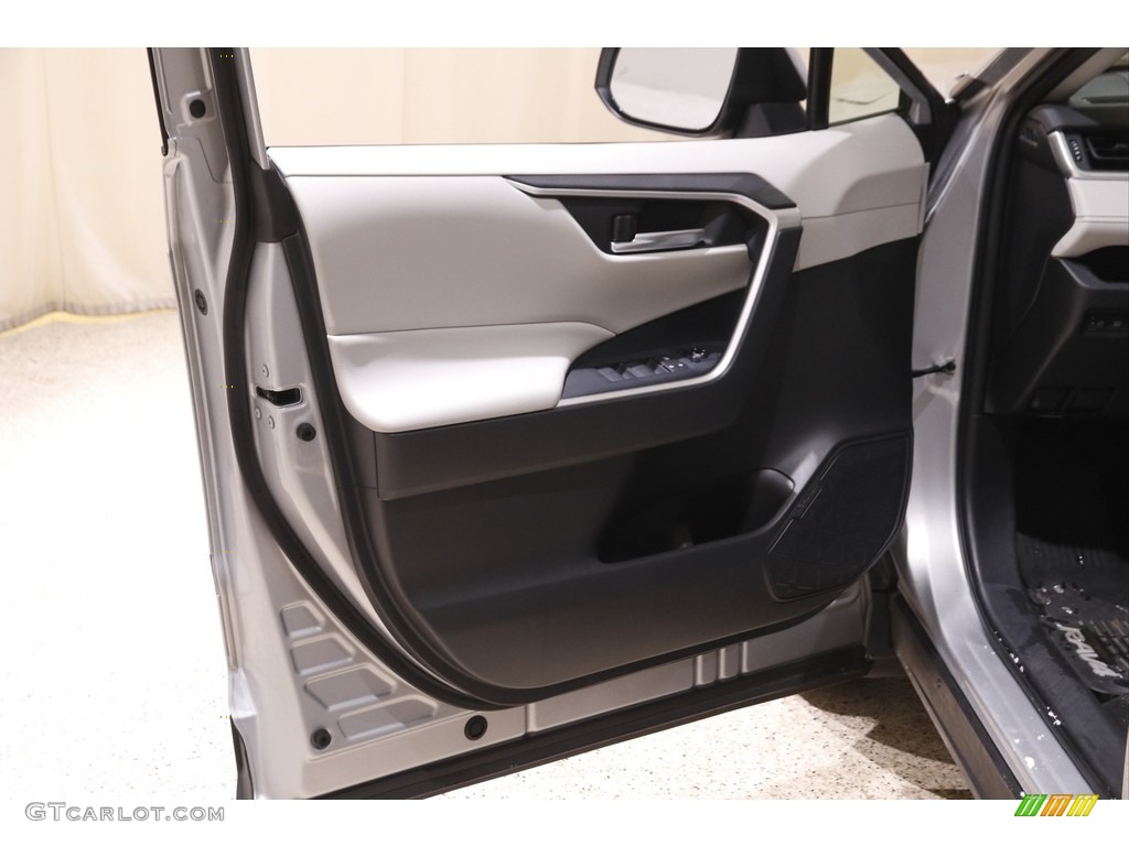 2019 RAV4 XLE - Silver Sky Metallic / Light Gray photo #4