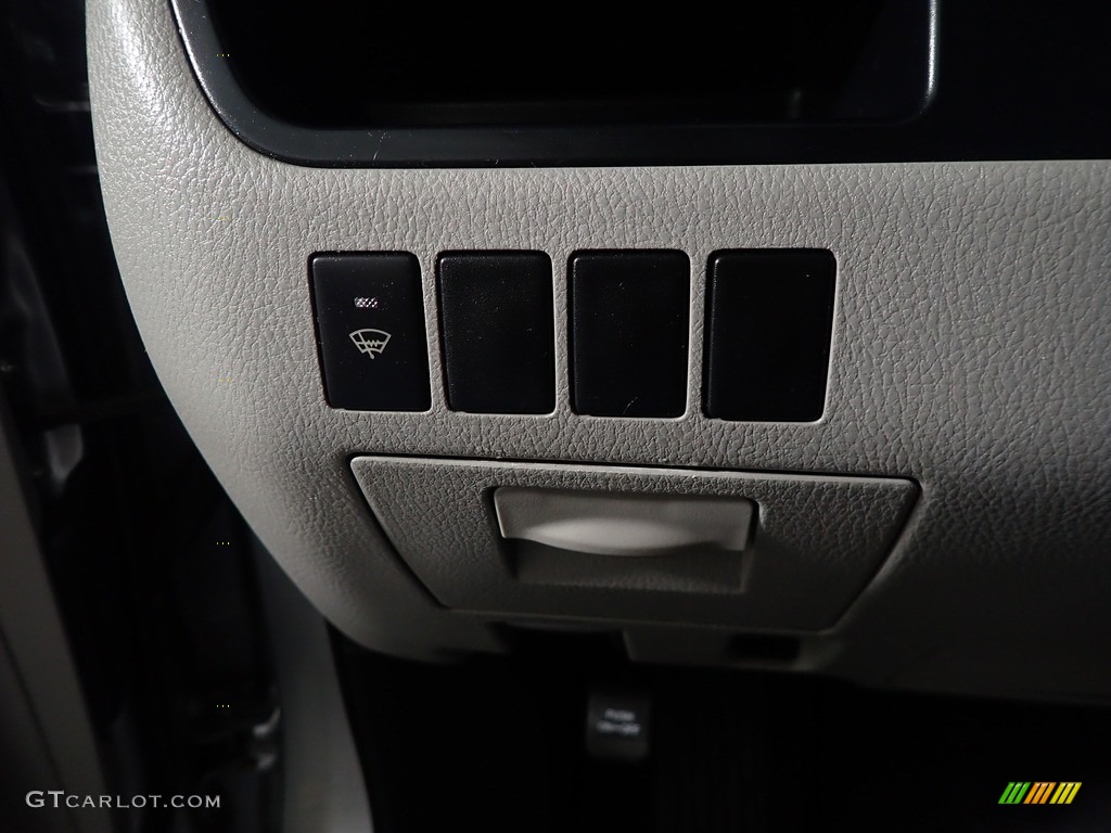 2014 Highlander LE - Silver Sky Metallic / Ash photo #30
