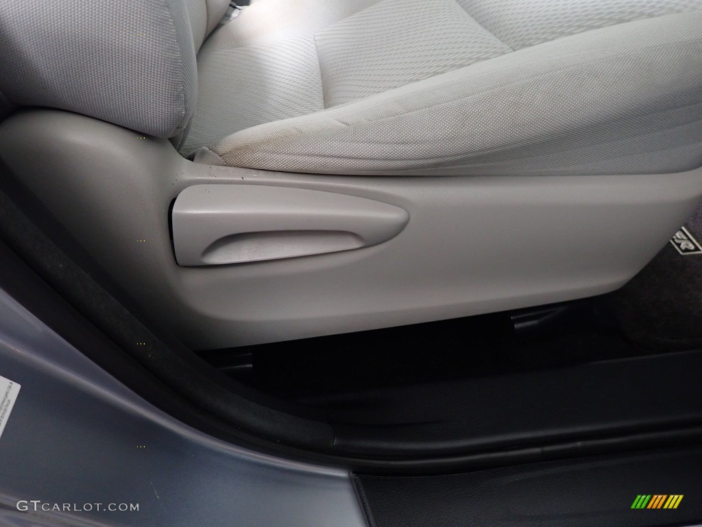 2014 Highlander LE - Silver Sky Metallic / Ash photo #39