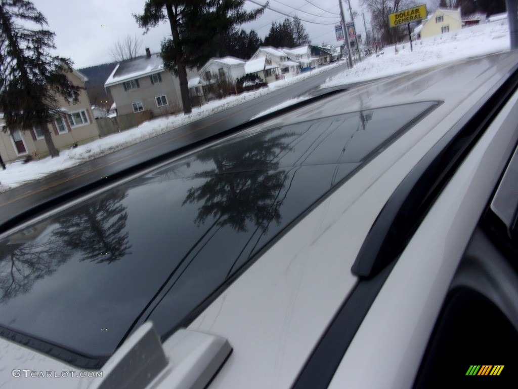 2022 Suburban RST 4WD - Iridescent Pearl Tricoat / Jet Black/­Victory Red photo #14