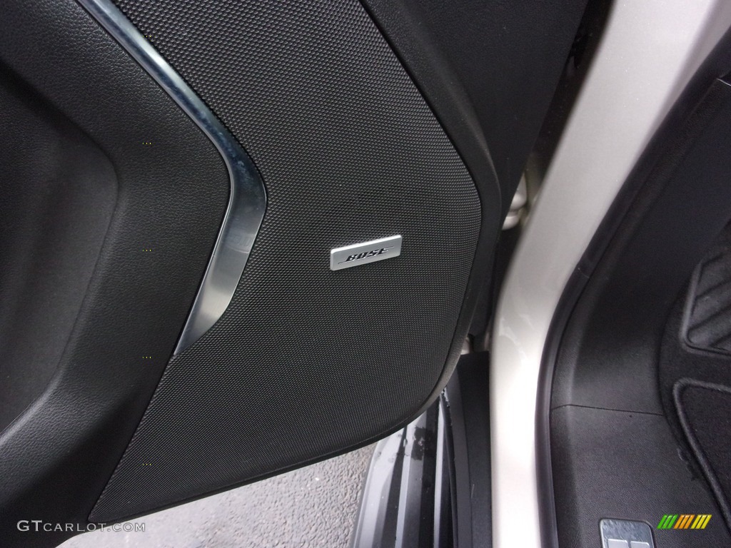 2022 Suburban RST 4WD - Iridescent Pearl Tricoat / Jet Black/­Victory Red photo #19