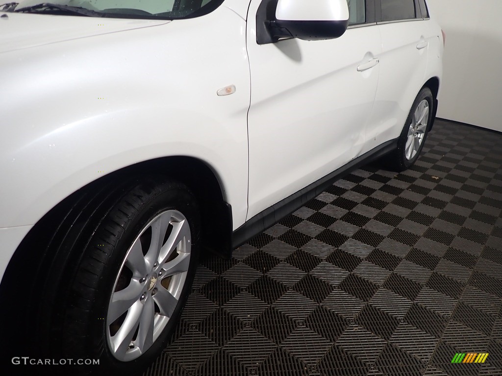 2013 Outlander Sport SE 4WD - White Pearl / Black photo #9