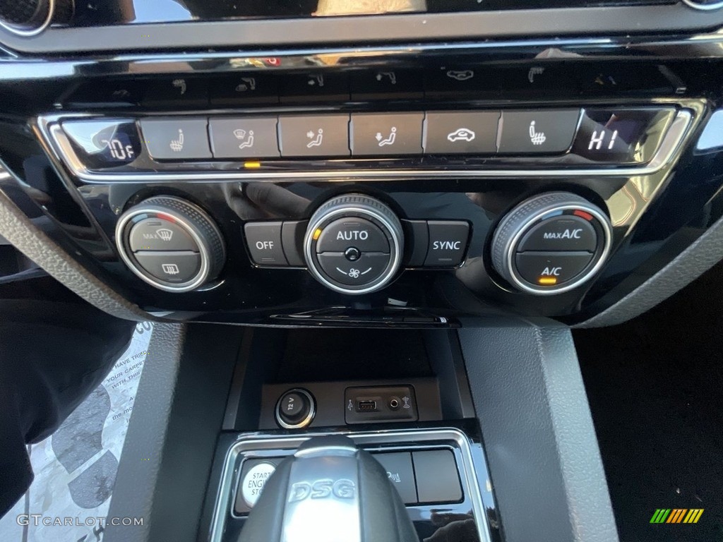 2017 Volkswagen Jetta GLI 2.0T Controls Photo #143650461