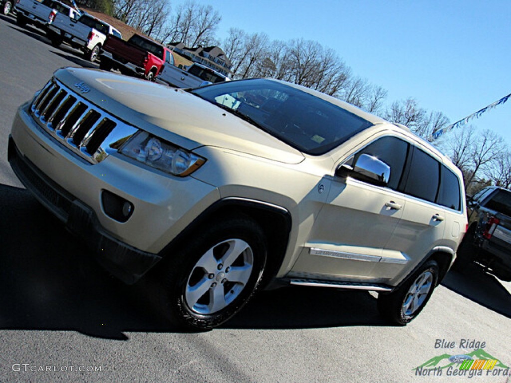2011 Grand Cherokee Laredo X Package 4x4 - White Gold Metallic / Black photo #27